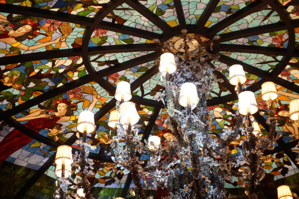 穹頂的彩色玻璃似外國教堂，配上水晶燈更顯氣派