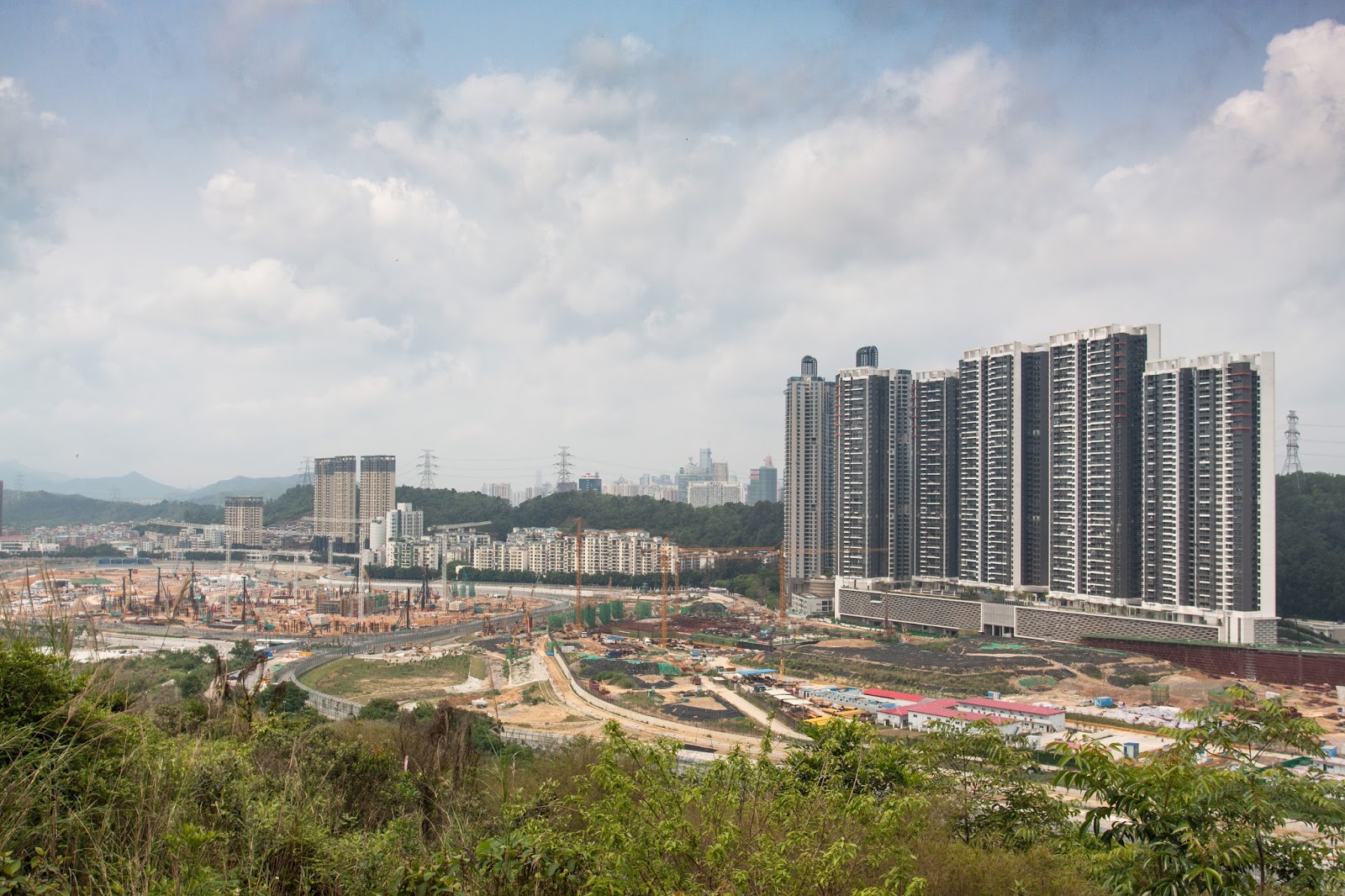 興建中的香園圍口岸，對面高樓就是深圳