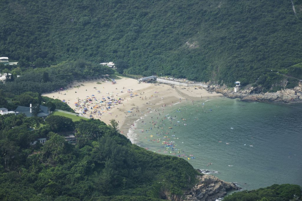 龍脊的終點就是大浪灣，行山當天天熱炎熱，沙灘上滿是弄潮兒，行山玩水一樂也