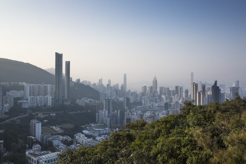 由渣甸山配水庫遠望港島灣仔區。可以想像當年日軍入侵路線，一步步地向港島市區進攻。