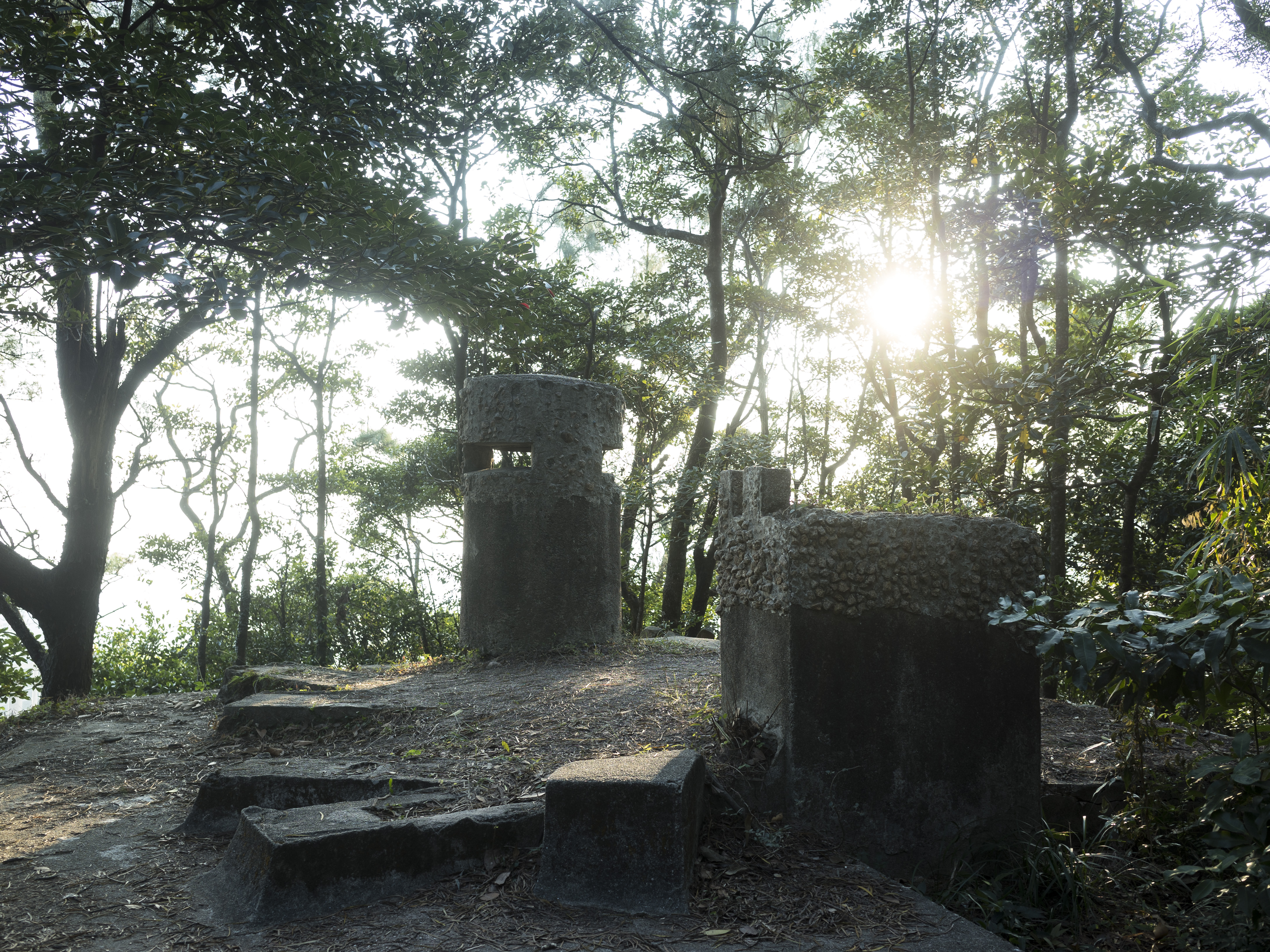 夕陽下的碉堡更見蕭瑟荒涼