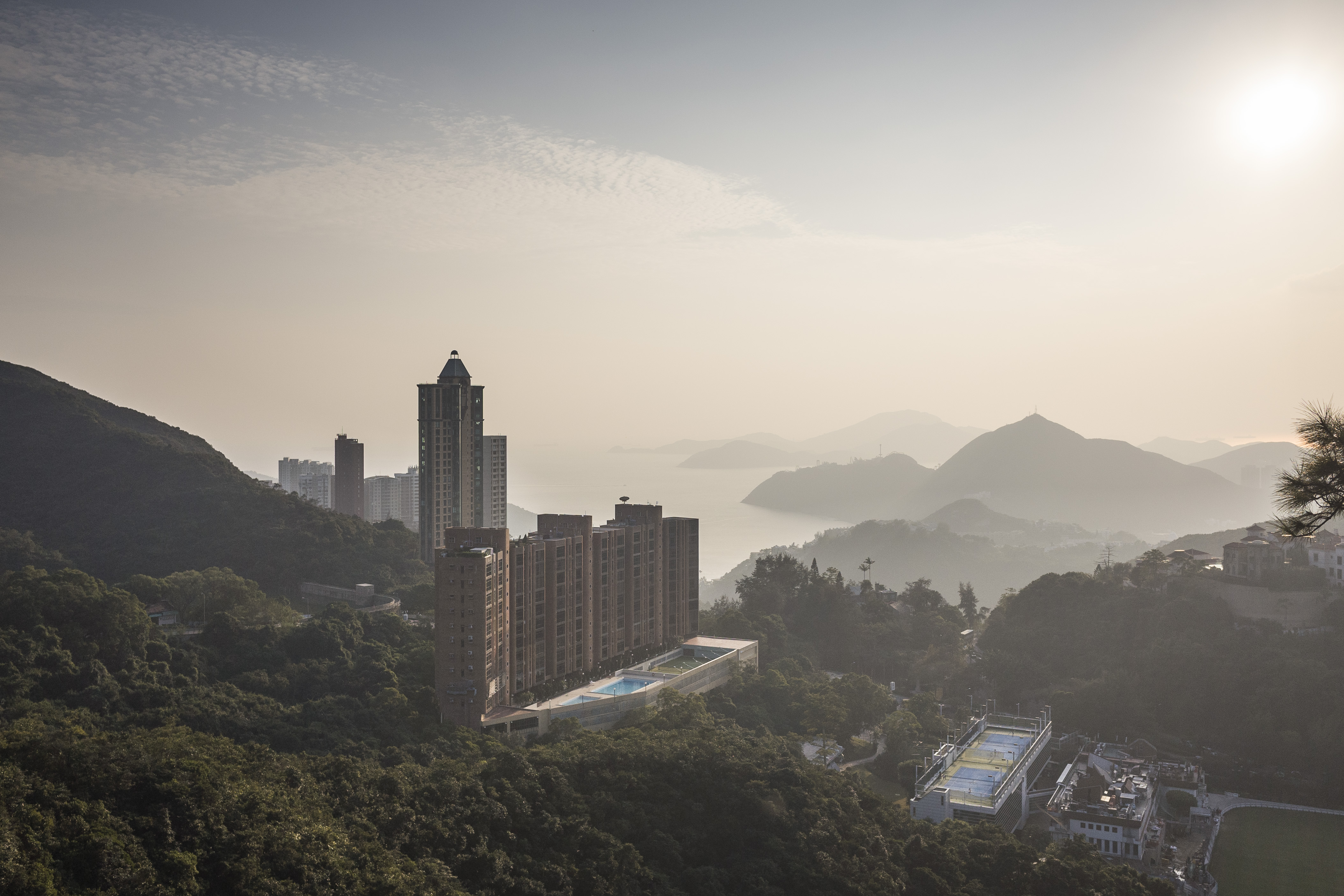 今天黃泥涌峽是高尚住宅區，昔日山下是西旅旅守軍的指揮部