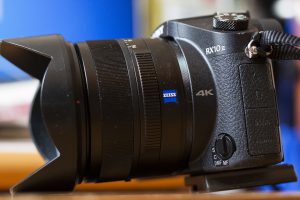 相機左側面有醒目的ZEISS 標誌。另外本機支援4K 拍攝功能。（不過本人就未曾試用過４Ｋ　影片）