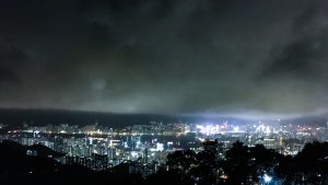 離開大徑時，山下城市已經華燈高掛