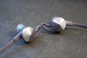 裝置了耳鰭（Ear Fins）的耳機。