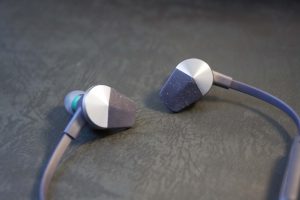 裝置了耳翼（Ear Wings）的耳機