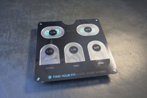 Fitbit Flyer 附送了多款的耳膠、耳翼和耳掛，能夠配合不同耳型人士。