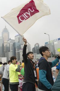 城市大學學生在龍和道為同學及校友跑手打氣。