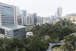 位於中聯辦大樓背後的焯公亭登山電梯系統。
