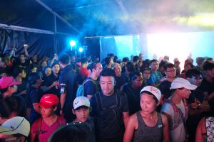 帳篷內煙霧彌漫，我以為去了夜場Dancing Floor