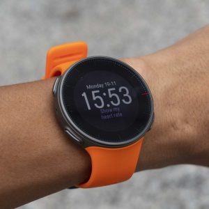 還有一個相當貼心的設計值得嘉許： 當入黑時，我行到三魂不見七魄，只要左手扭一扭， 錶面就會自然發光，不用再按鍵。