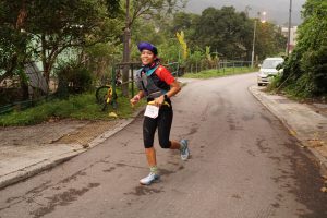 我們在CP1 塘坑村見到女子組冠軍 Fredelyn Alberto 跑過。