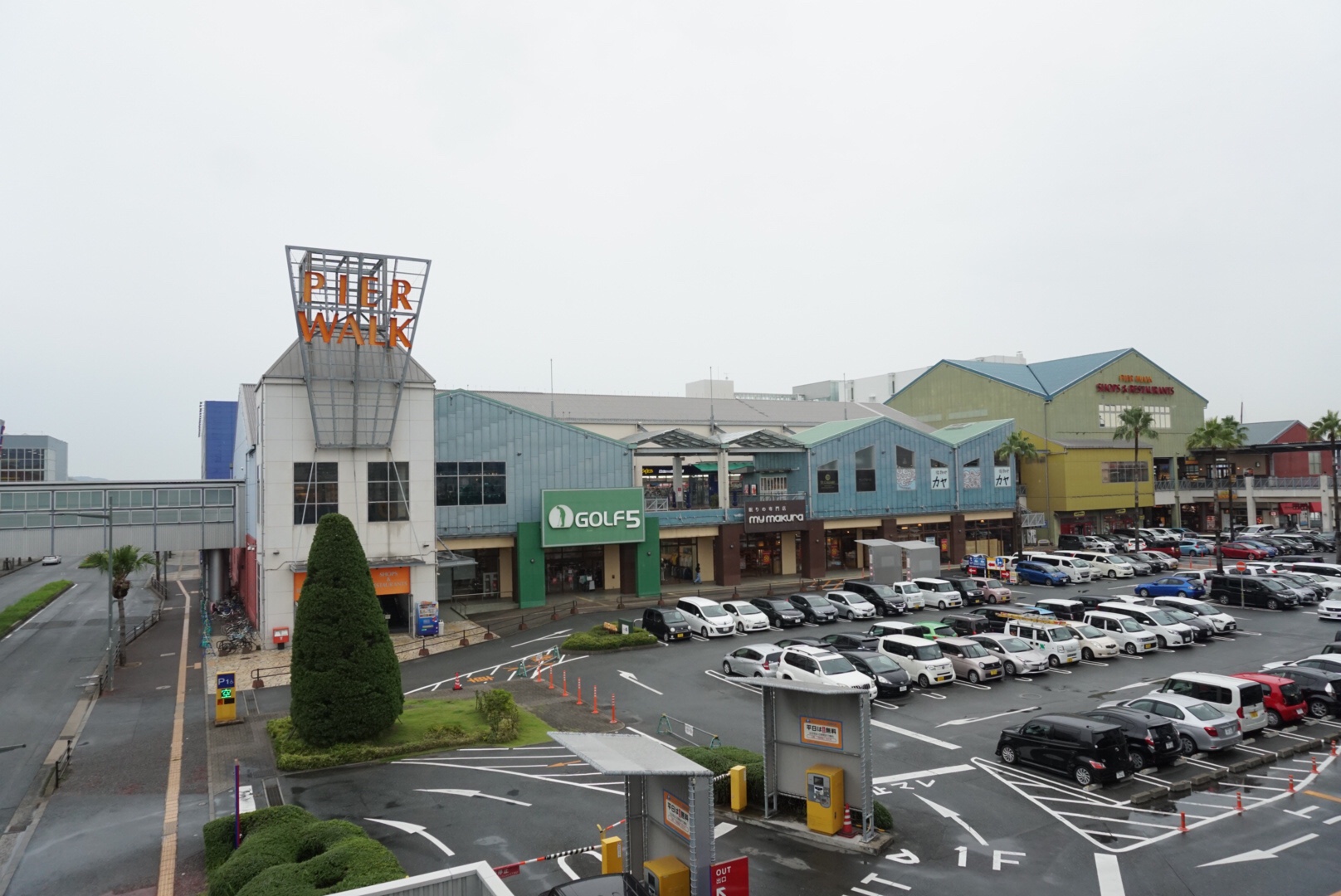 Fukuoka Marinao City Outlet 停車場很大，平日來更提供五小時免費泊車。