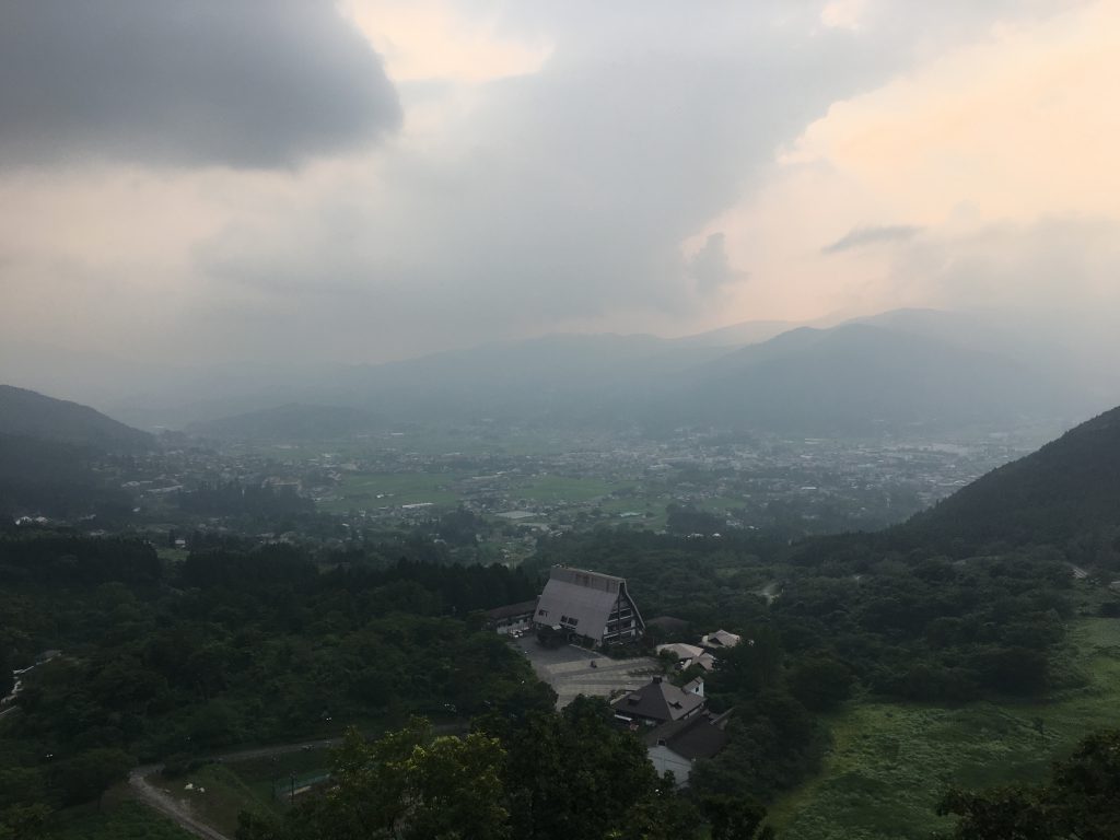 在狹霧台上看由布院町市中心。也許是經常起霧,所以故名狹霧台。