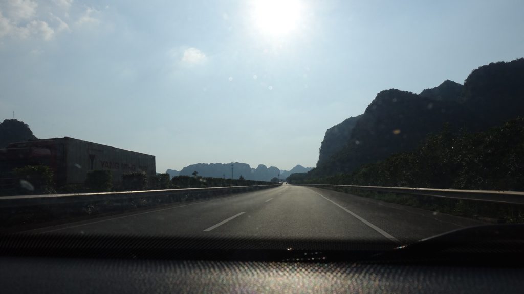 我們駕著汽車穿州過省,陪伴我們都是四周的高山奇石。