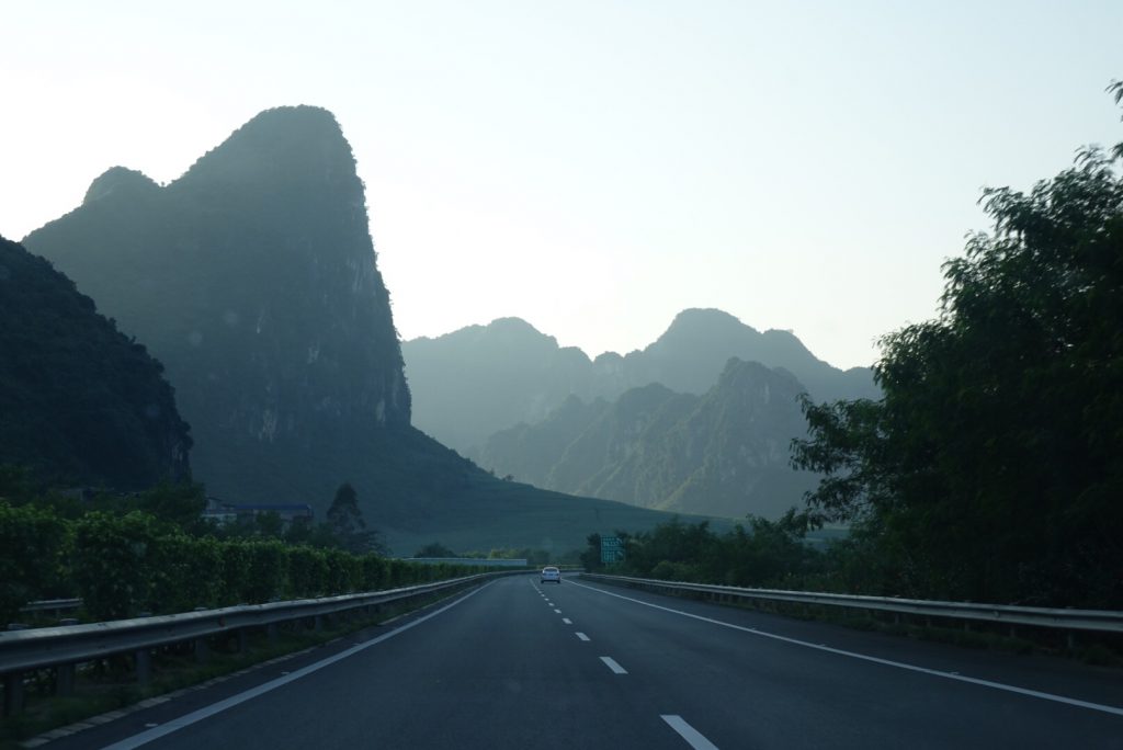 廣西的山都好似一塊大石,似是憑空把石頭放在大地之上。