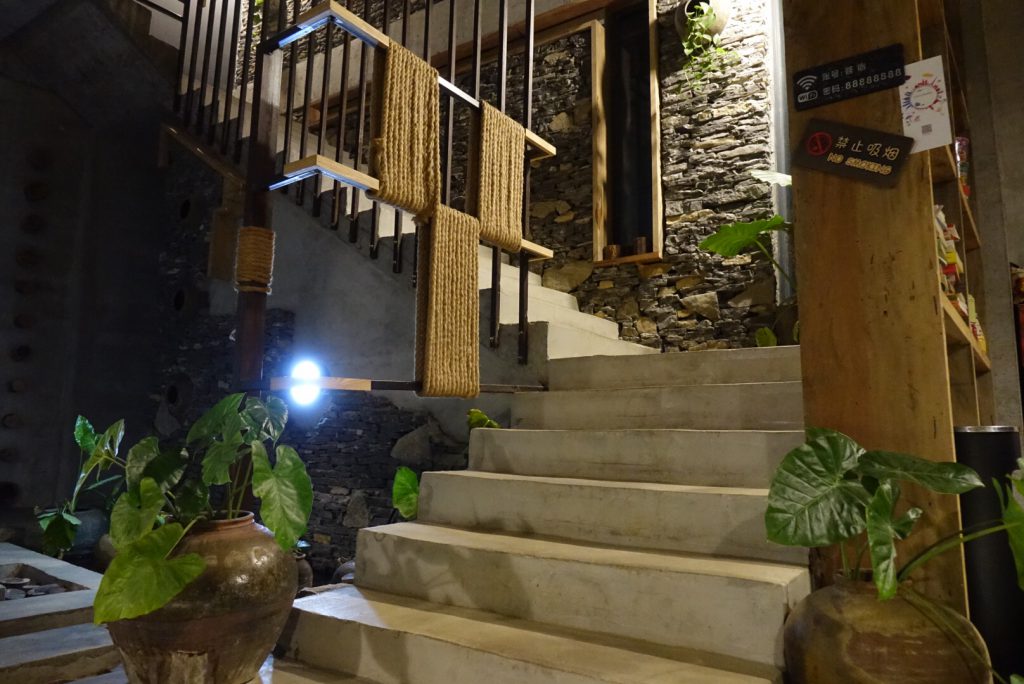 菩宿沒有電梯,我們面女提著行李上三層才到房間。