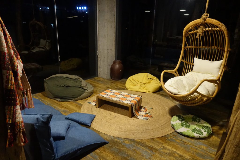 我們就在這個愜意的角落,喝著啤酒,食著月餅,談天到午夜。