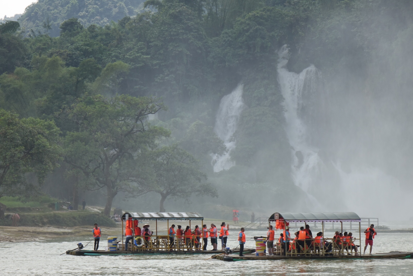 遊人可以坐小木筏在河上近距離觀賞瀑布。