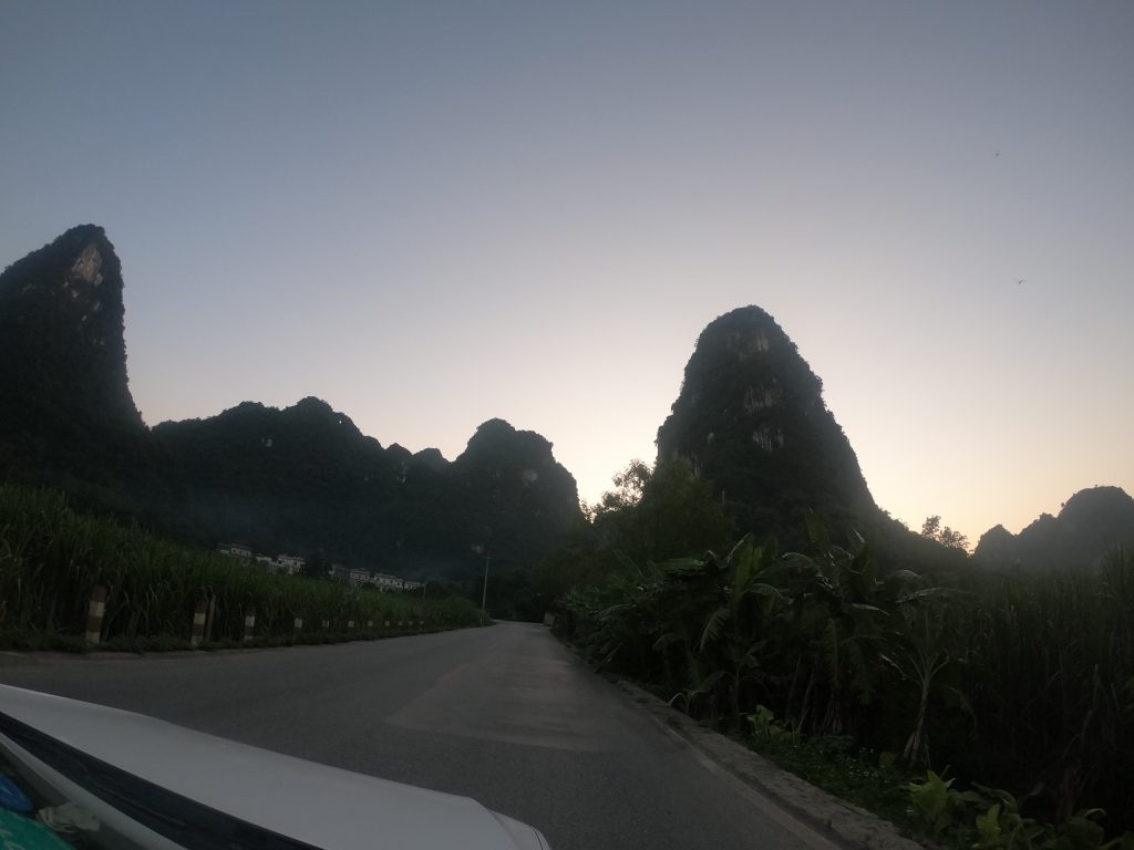 一天將盡,我們倚著美麗的晚霞趕路。