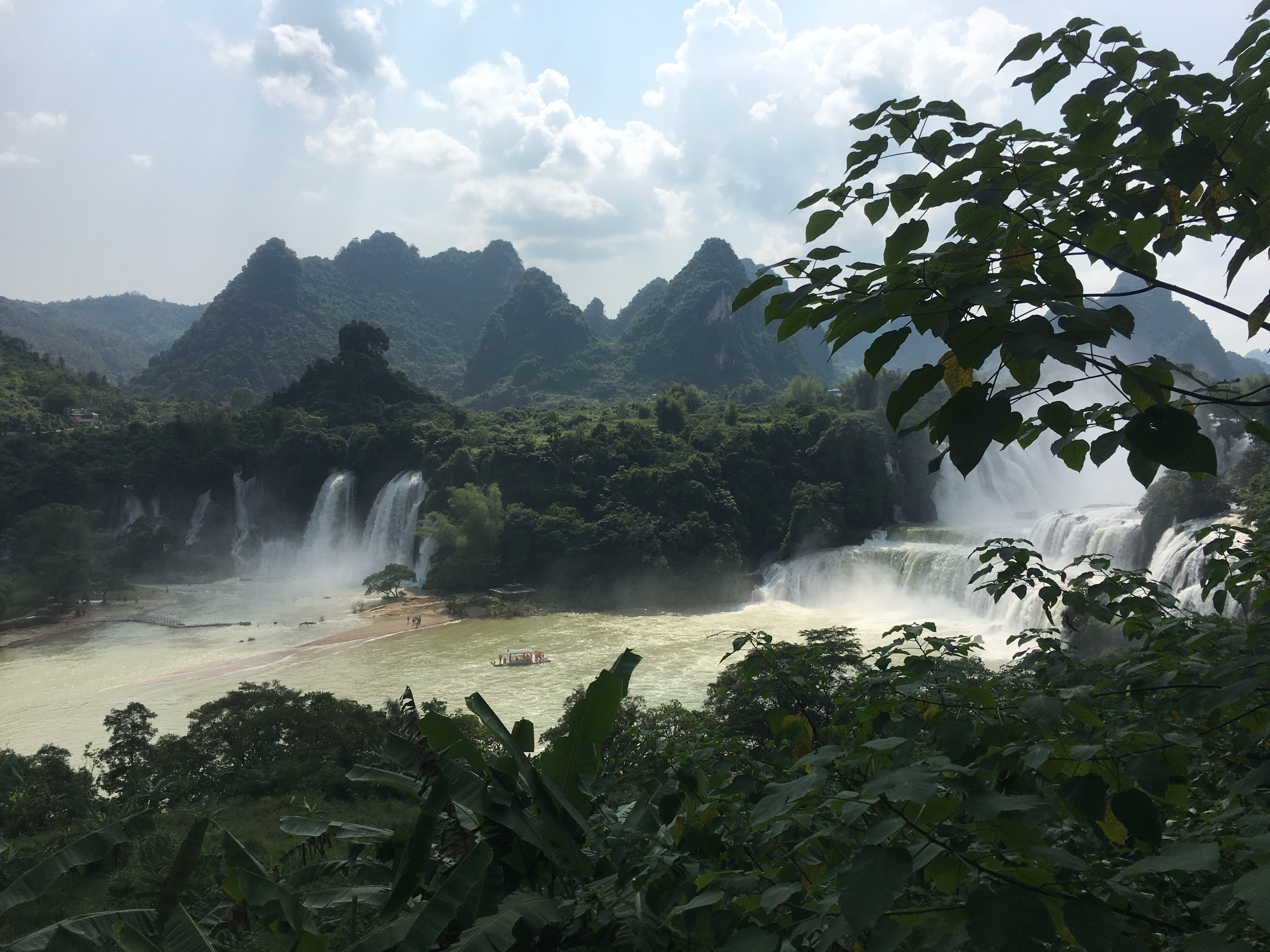 中越跨界瀑布：（右方）中國方面叫德天瀑布；（左方）越南方叫板約瀑布。