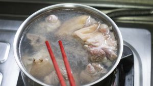 將豬手放入熱水汆水，去除腥味。