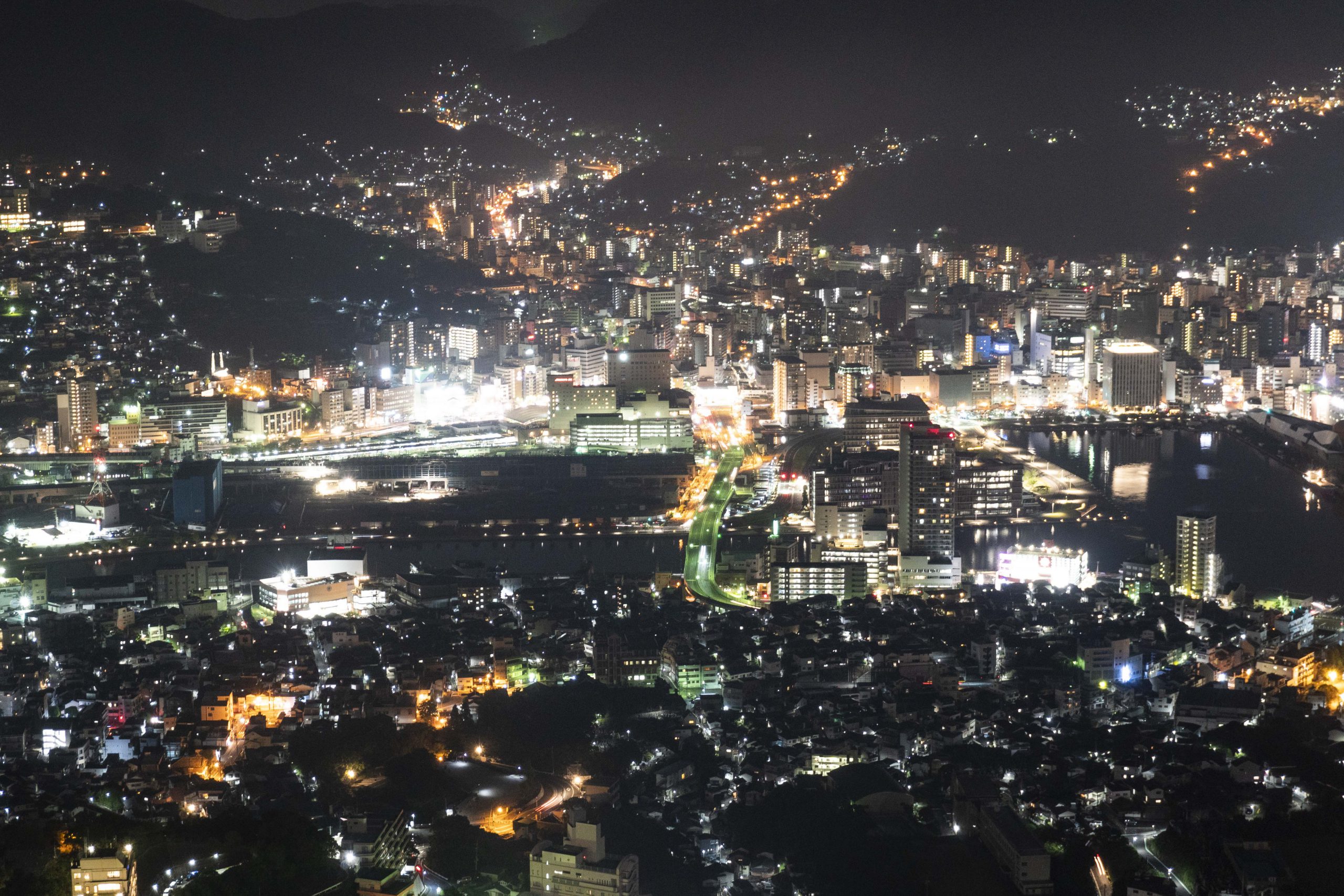 在稻佐山山頂展望台下望長崎市夜景