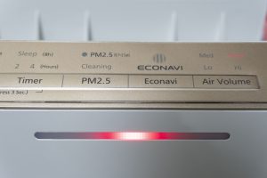 使用時指示燈呈現紅色，代表空氣不佳；之後轉成藍色，代表空氣已淨化。