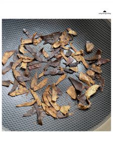 將陳皮去衣後，然後切絲，後放在熱鍋中炒乾水