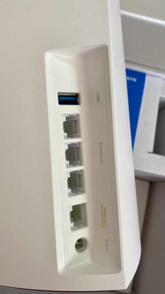 Router 有一個WAN 插孔，四個LAN 插孔，一個USB3.0 和一個供電線孔
