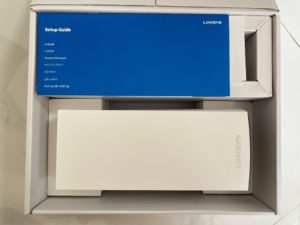 包裝簡約，盒內有Router、說明書、Lan 線一條和電制一個