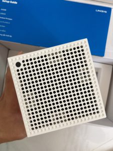 Router 頂部是散熱口，好似Microsoft 新推出的Xbox Series X