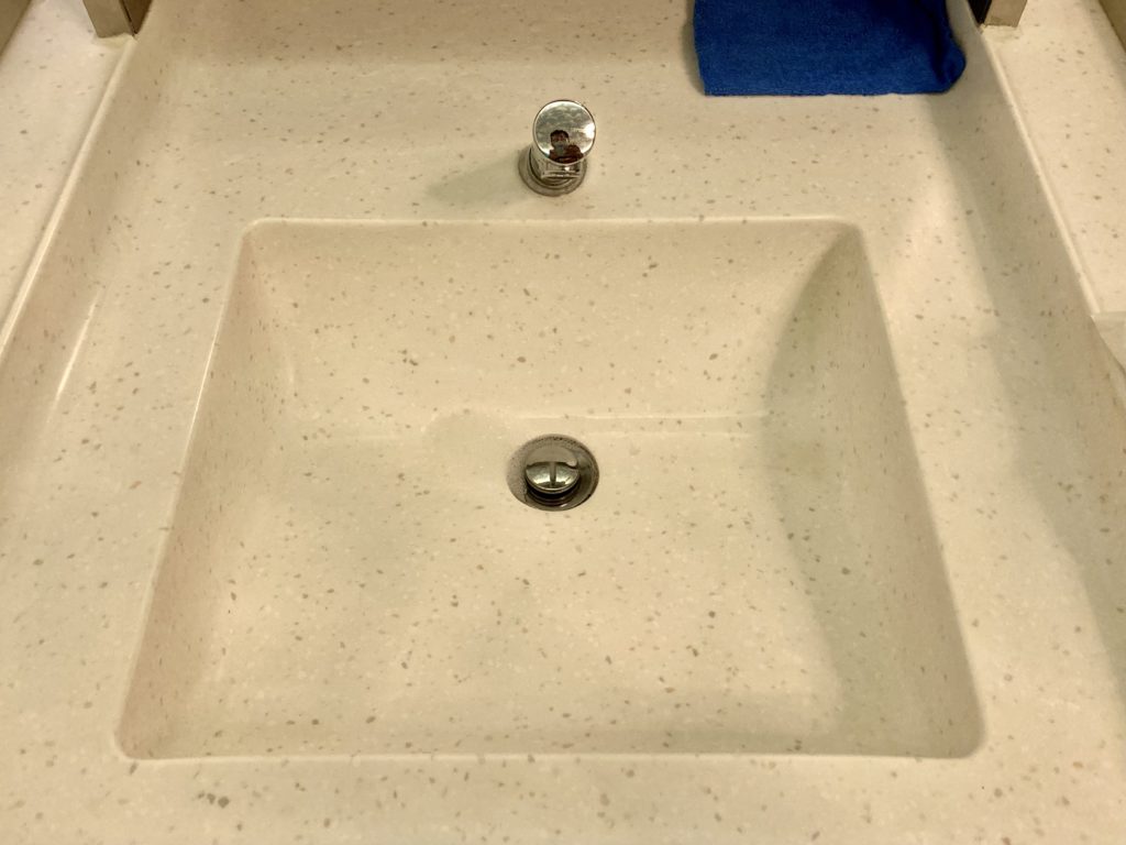 換片床附近有一個獨立的洗手盤