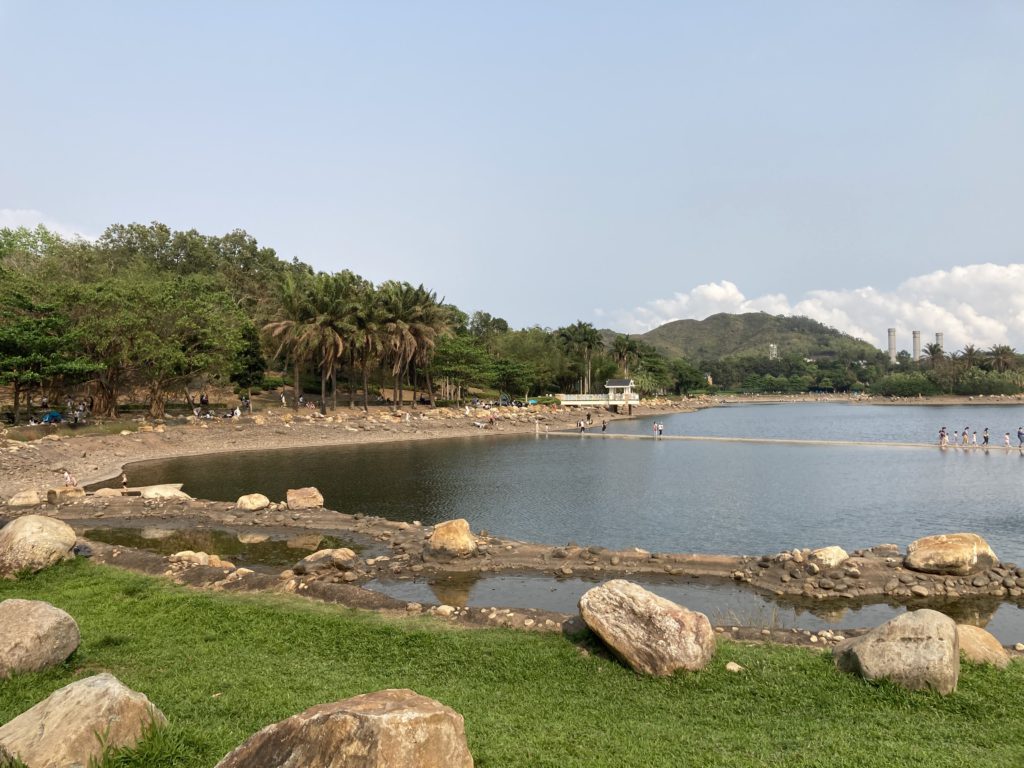 迪欣湖是香港最大的人工湖，也是香港少有公園沒有圍欄欄住水體。真的有點像外國公園，難怪遊客如此多