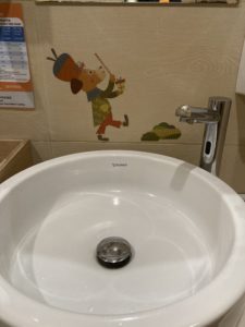 處理完尿片後可直接在洗手盤清潔