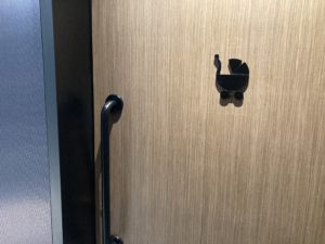 育嬰間使用趟門，不用頂住門才能進去，方便手推車