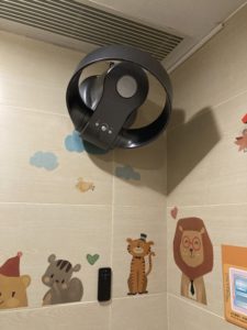 尿片床上有一熱風機，在冬天時可以保持小朋友温暖