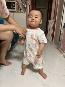 即使企不穩，女兒也是不斷努力，希望可以企高一點，認識這個世界