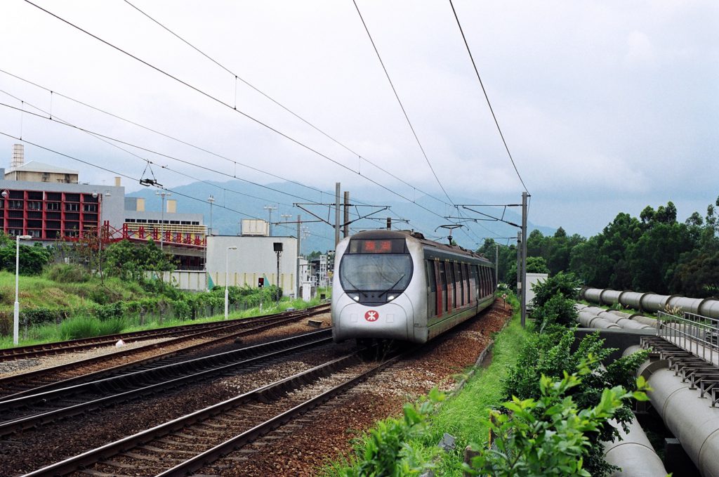 東鐵曾經有日本製的列車行走，現在都改到服務屯馬線。