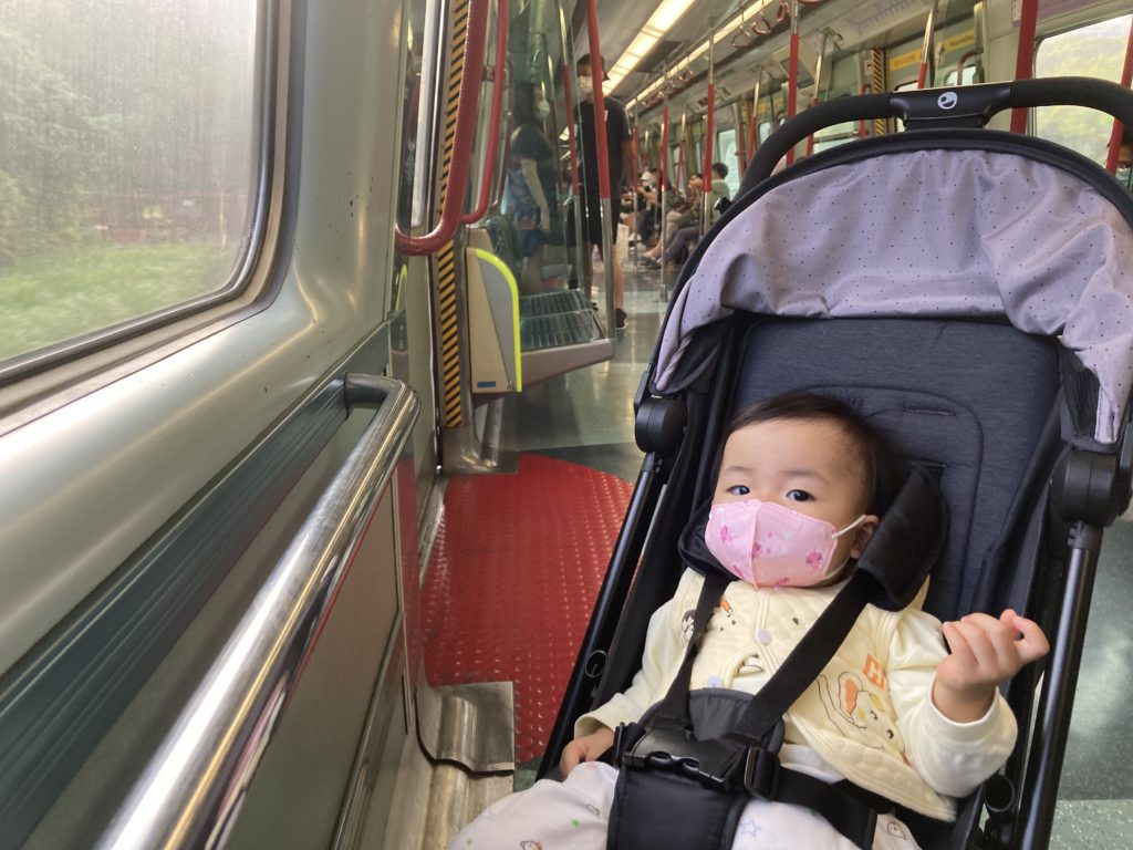 父母帶小孩子坐火車也是一件開心事。