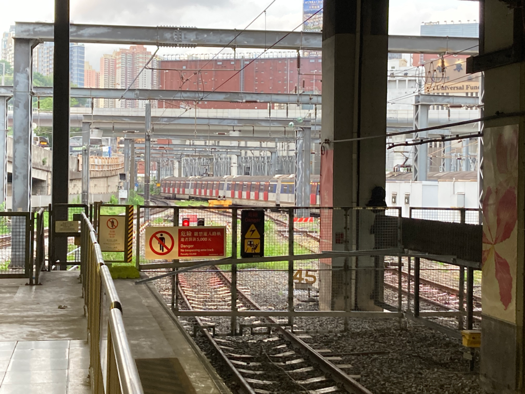 紅磡站中間的路軌停用了。西鐵早在2021年就改用了地底的新月台。