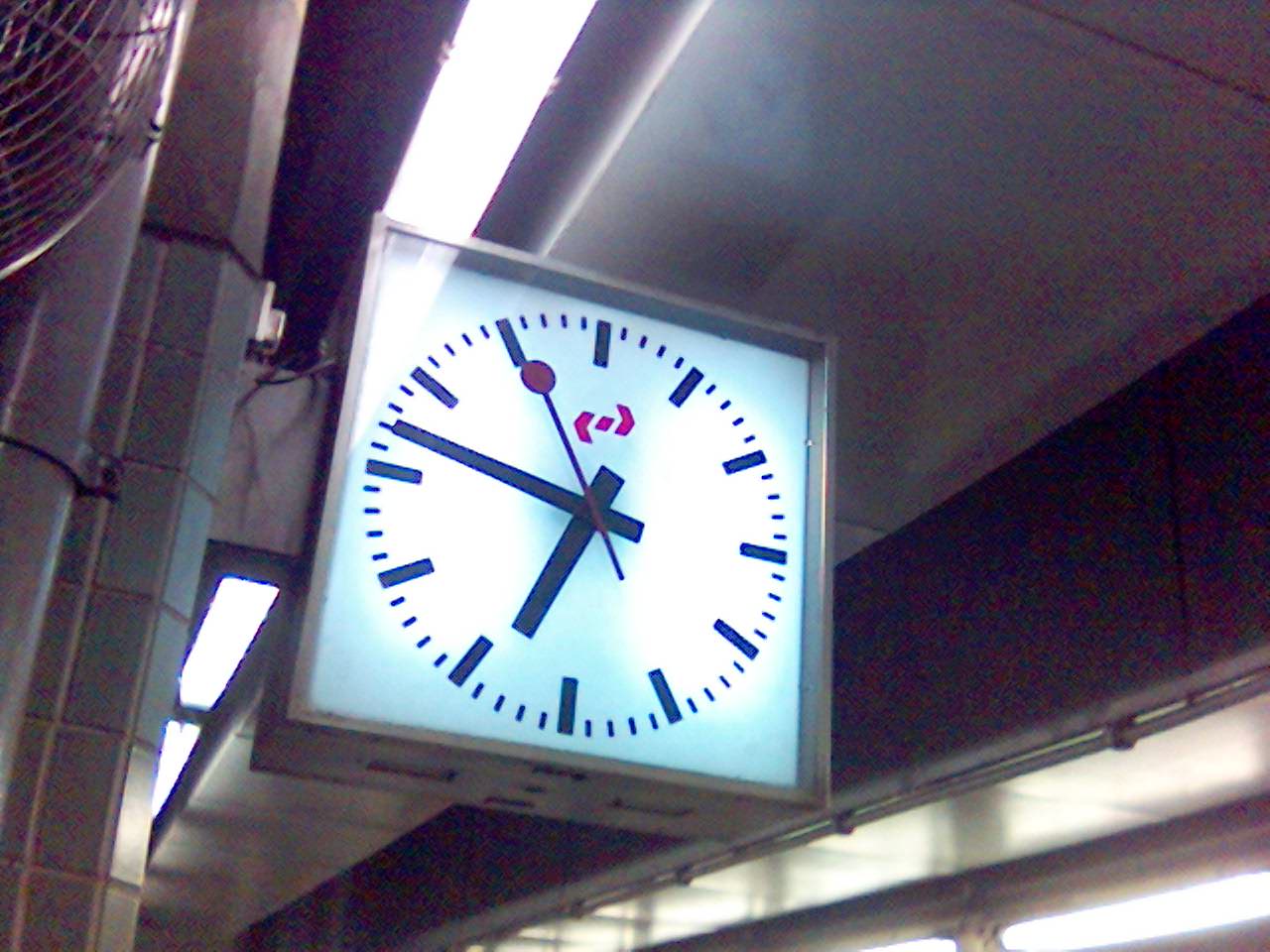 現在火車月台的時鐘也沒有九鐵公司的標誌了