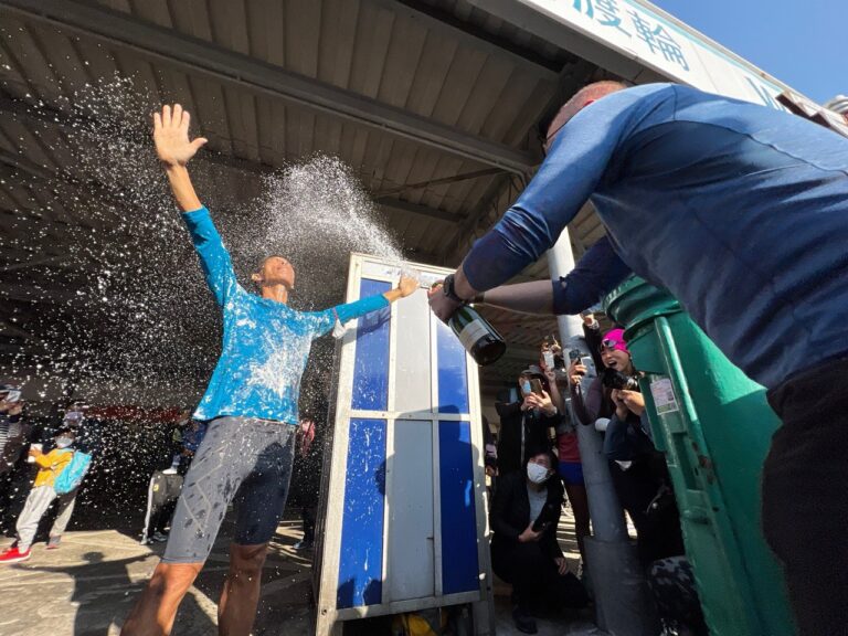 經過69小時43分鐘, KK 完成了 2023年香港四徑挑戰賽,享受香賓浴的一劇