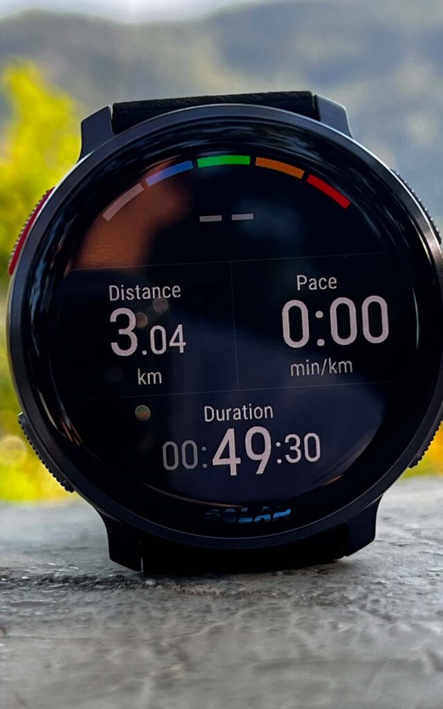 Polar Vantage V3 運動模式下的錶面，可見有距離， Pacing 和運動時間
