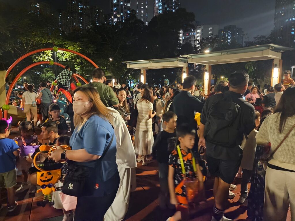 區內的大公園都是大小朋友扮鬼扮馬的地方​